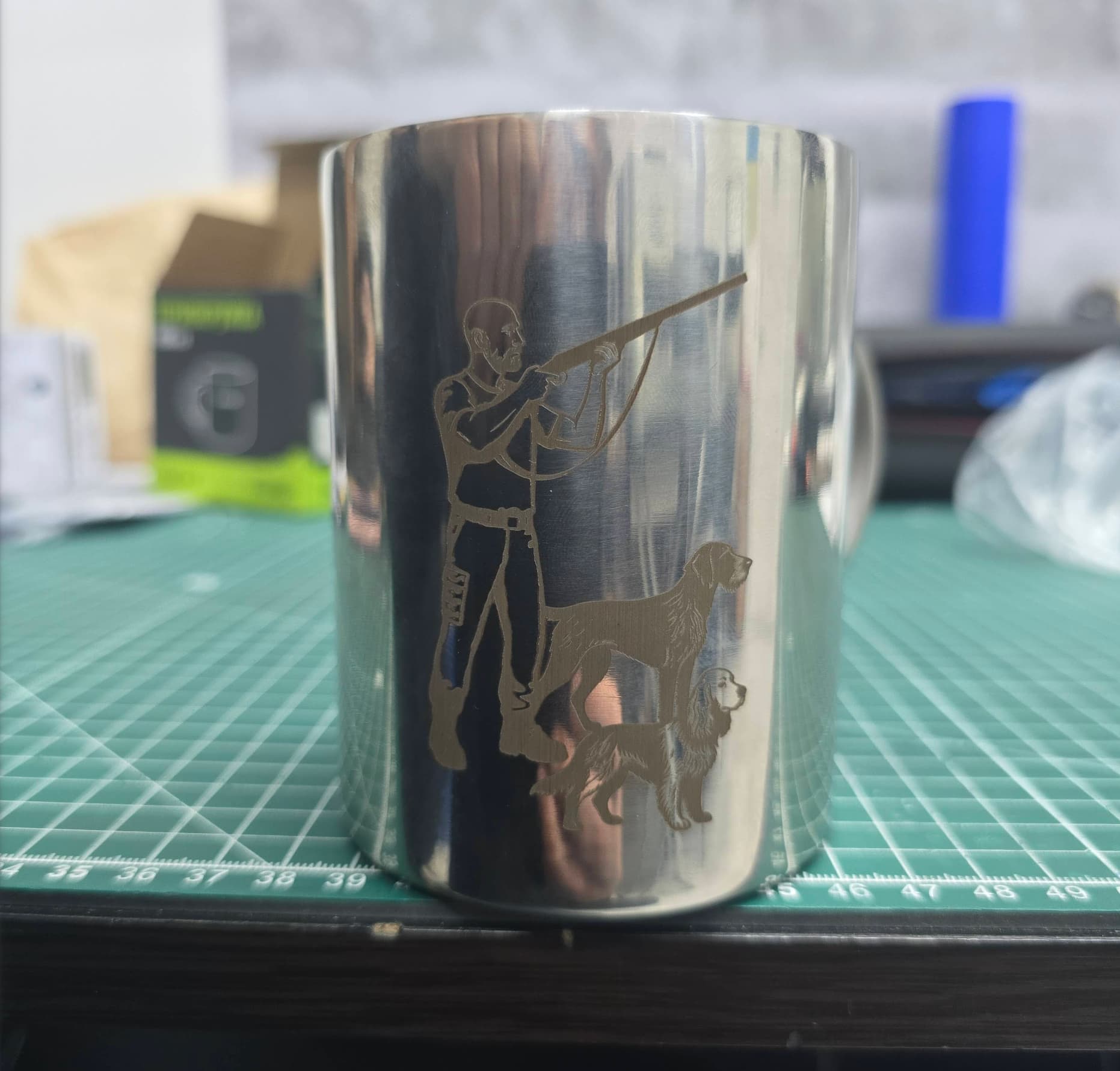 Зображення з гравіюванням на кружці