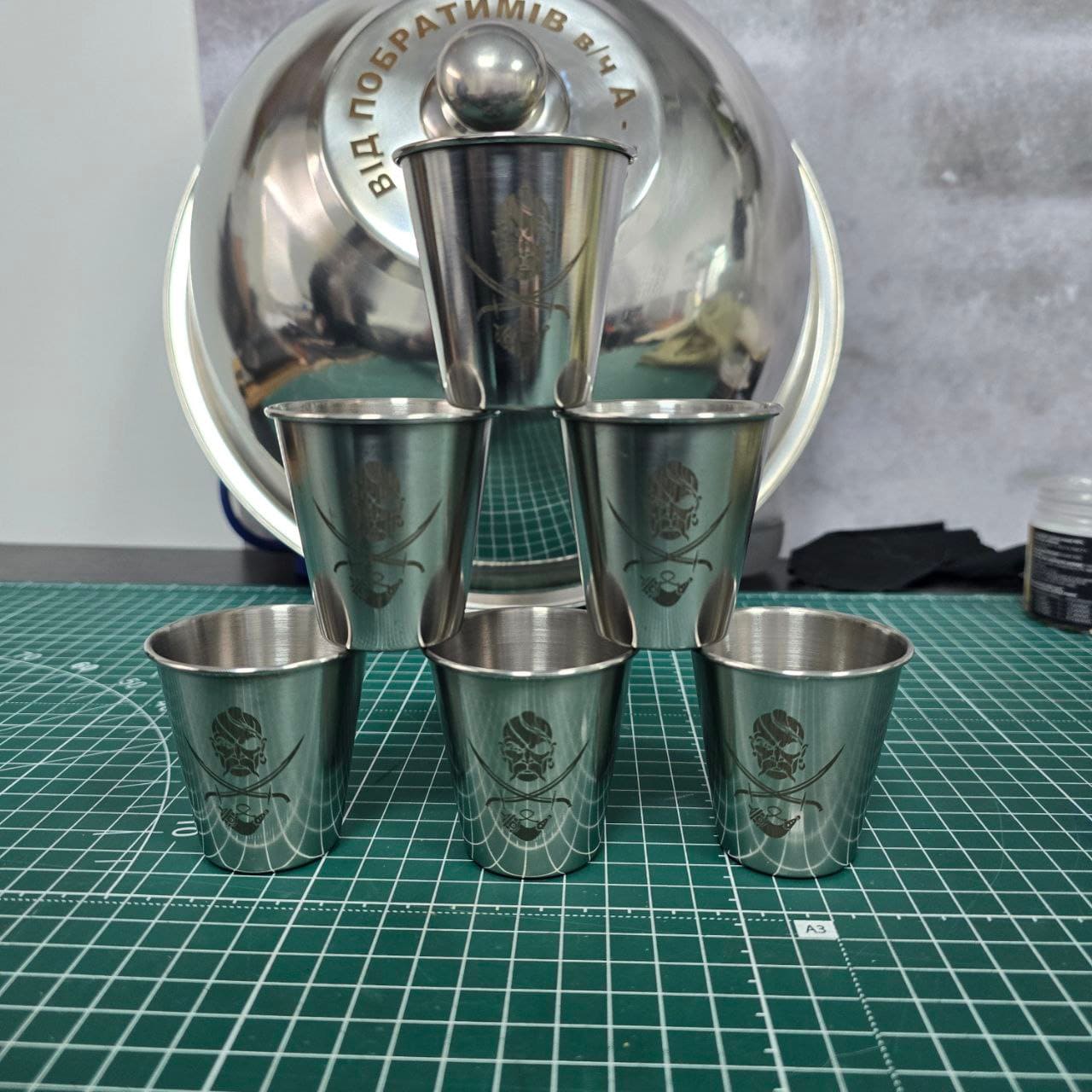 Гравіювання на металевих чарках Гравіювання на металевих чарках
