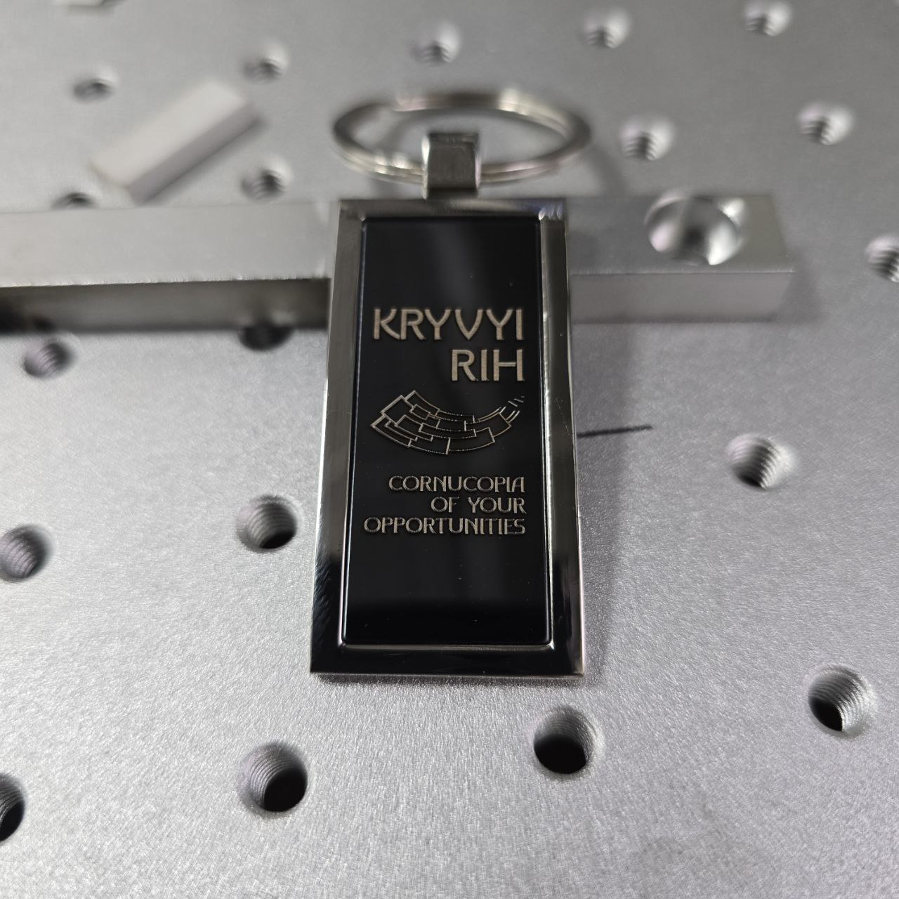 Гравіювання на металевому брелоку