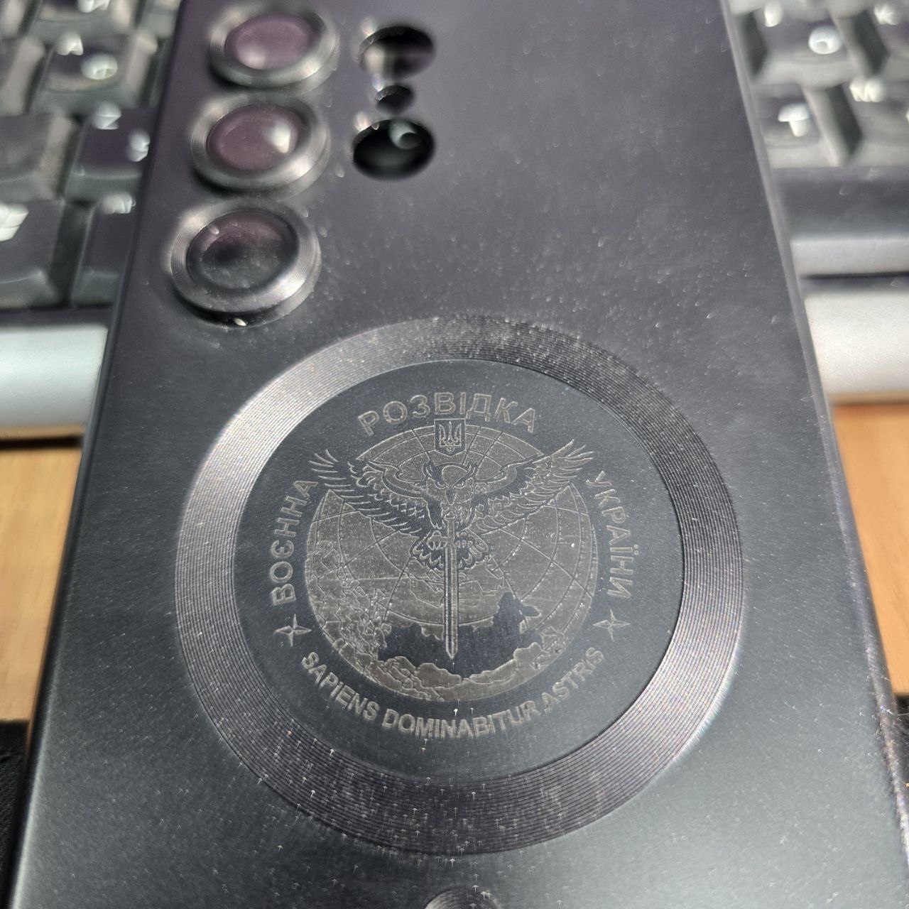 Гравіювання на чохлі телефону Гравіювання на чохлі телефону