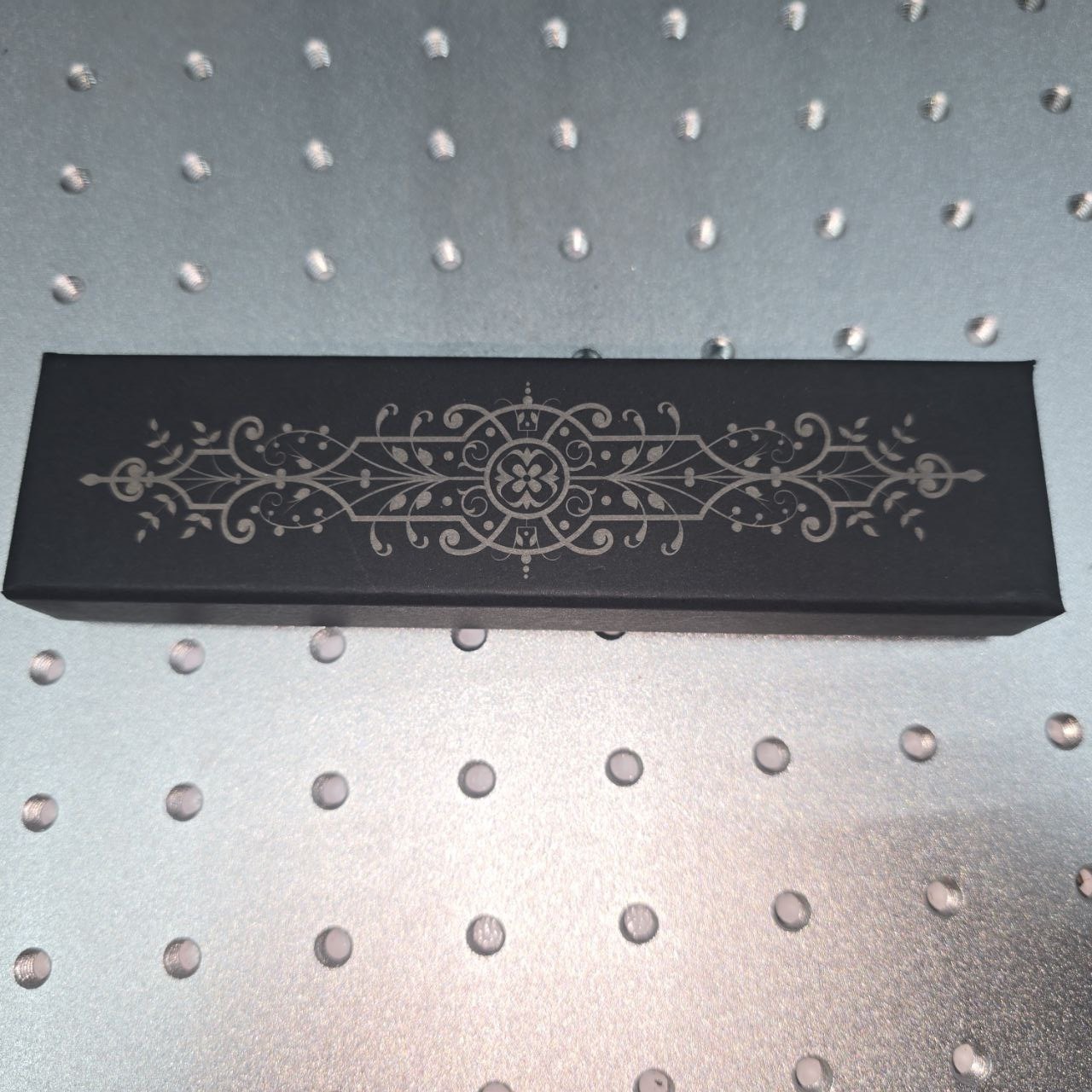 Гравіювання на паперовій коробці Гравіювання на паперовій коробці