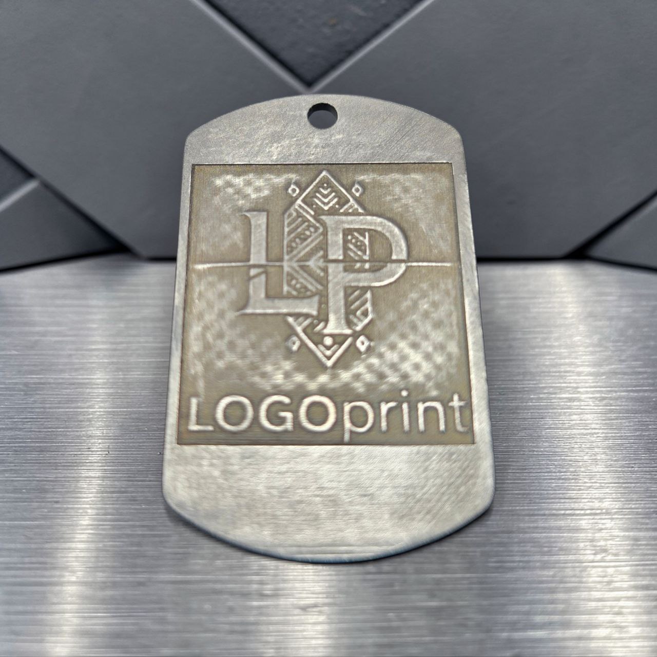 Гравіювання на металевому жетоні