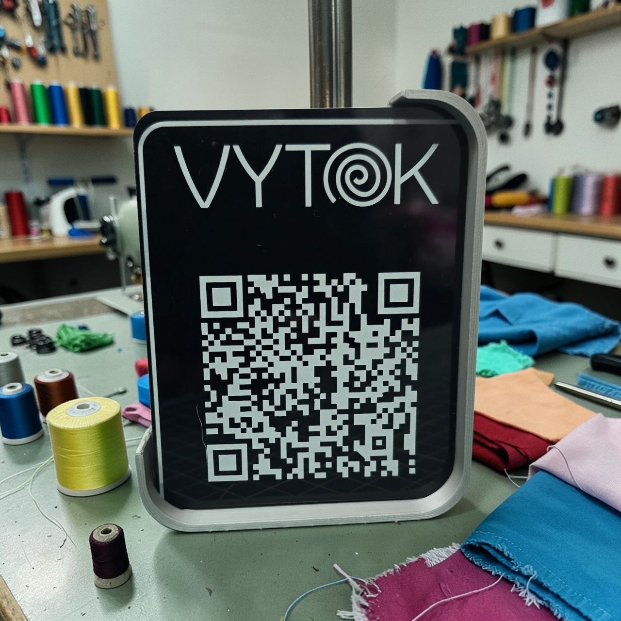 Гравіювання на пластику - брендований QR код