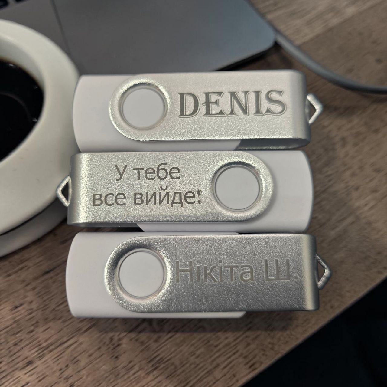 Гравіювання на USB флешках Гравіювання на USB флешках